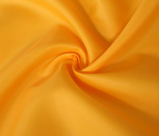 चीन रंगीन पॉलिएस्टर अस्तर कपड़े 260T पाली तफ़ता 98 जीएसएम सुपर नरम और आरामदायक आपूर्तिकर्ता