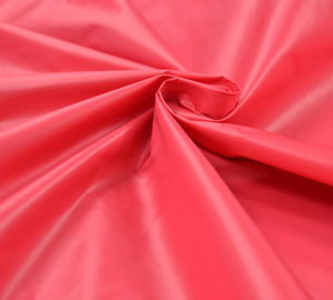 चीन परिधान परिधान के लिए लाल / गुलाबी / पीला पॉलिएस्टर तफ़ता कपड़ा आपूर्तिकर्ता