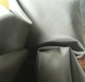 चीन Wovens पॉलिएस्टर साटन कपड़ा, 400t पाली Taffeta सामग्री कपड़ा आँसू - प्रतिरोधी आपूर्तिकर्ता